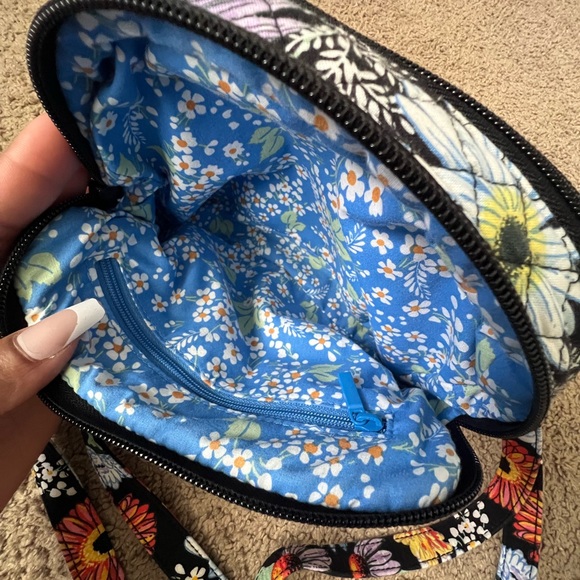 Vera Bradley- Evie Crossbody in Daisies - Picture 11 of 16